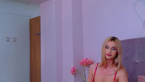 Snapshot of helenceccile chatting on February 20, 6:37 am Helen online show from February 20, 6:37 am