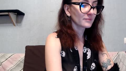 Snapshot of helenred chatting on December 25, 7:46 am HelenRed online show from December 25, 7:46 am