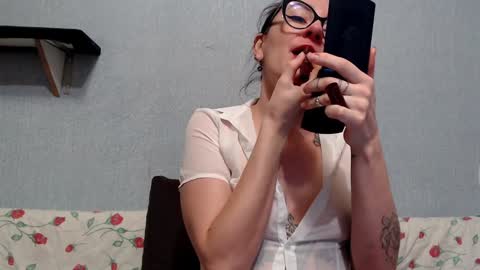 Snapshot of helenred chatting on December 29, 10:56 am HelenRed online show from December 29, 10:56 am