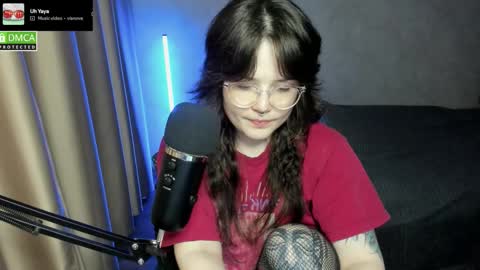 Snapshot of hell_hotline chatting on October 27, 8:02 pm Red online show from October 27, 8:02 pm