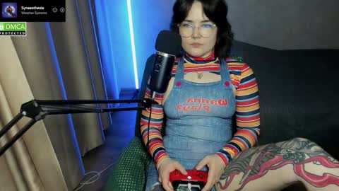 Snapshot of hell_hotline chatting on October 31, 6:42 pm Red online show from October 31, 6:42 pm