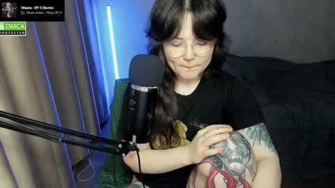 Snapshot of hell_hotline chatting on November 17, 6:14 pm Red online show from November 17, 6:14 pm