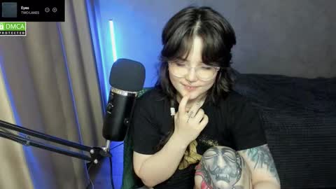 Snapshot of hell_hotline chatting on November 18, 6:01 pm Red online show from November 18, 6:01 pm