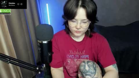 Snapshot of hell_hotline chatting on December 4, 6:27 pm Red online show from December 4, 6:27 pm