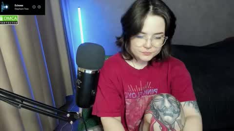 Snapshot of hell_hotline chatting on December 17, 6:47 pm Red online show from December 17, 6:47 pm