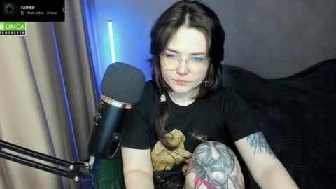 Snapshot of hell_hotline chatting on December 20, 6:59 pm Red online show from December 20, 6:59 pm