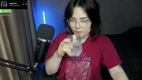 Snapshot of hell_hotline chatting on January 15, 6:44 pm Red online show from January 15, 6:44 pm