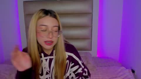 Snapshot of hellen__smith_ chatting on February 5, 7:51 pm hellen__smith_ online show from February 5, 7:51 pm