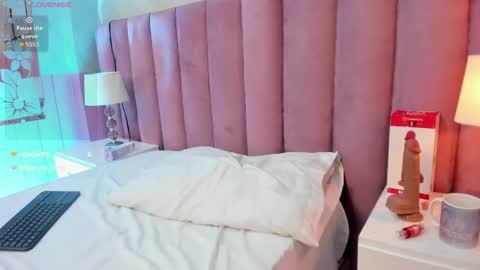 Snapshot of hellencute18_ chatting on May 28, 11:24 pm online show from May 28, 11:24 pm
