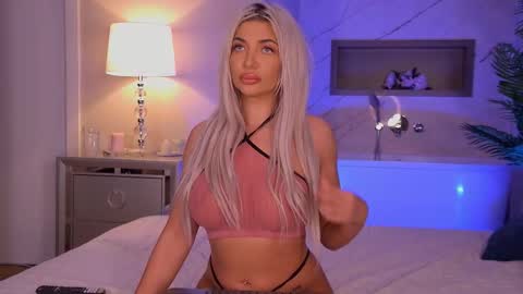 Snapshot of hellenroyy chatting on October 20, 3:29 am hellenroyy online show from October 20, 3:29 am