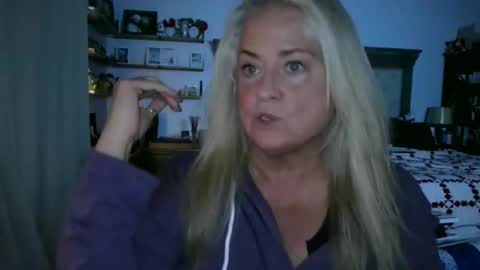 Snapshot of helloimhunny chatting on March 11, 11:26 pm Hunnys Hive online show from March 11, 11:26 pm