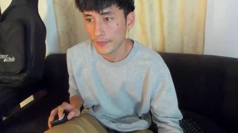 Snapshot of henrik_senn chatting on October 12, 12:31 am henrik_senn online show from October 12, 12:31 am