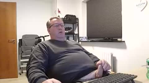 Snapshot of henrikrp1971 chatting on November 25, 8:09 pm henrikrp1971 online show from November 25, 8:09 pm