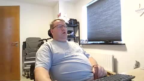 Snapshot of henrikrp1971 chatting on January 6, 10:30 am henrikrp1971 online show from January 6, 10:30 am