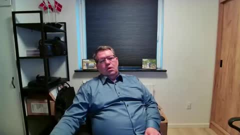 Snapshot of henrikrp1971 chatting on February 24, 3:54 pm henrikrp1971 online show from February 24, 3:54 pm