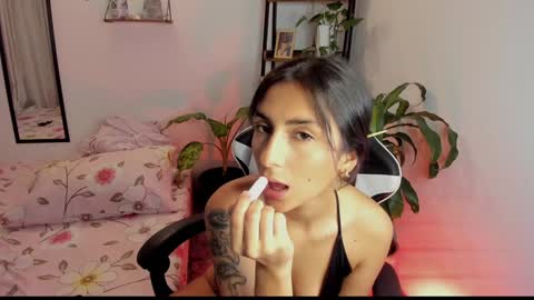 Snapshot of hera_069 chatting on February 1, 1:34 am Hello I am Valentina independent Colombian model I love sensuality and pleasure welcome online show from February 1, 1:34 am