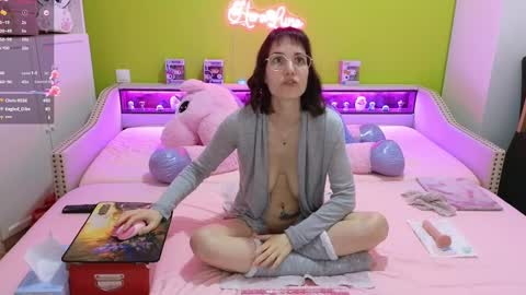 Snapshot of heraluna_ chatting on February 26, 2:04 am HeraLuna online show from February 26, 2:04 am