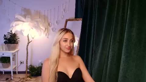 Snapshot of here_wego_again_ chatting on June 22, 3:36 am Elise online show from June 22, 3:36 am