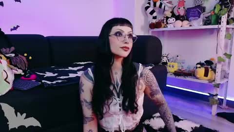 Snapshot of herinfernalmajesty chatting on June 8, 10:10 pm Marie online show from June 8, 10:10 pm
