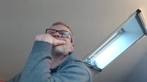 Snapshot of hering76 chatting on March 15, 7:25 am hering76 online show from March 15, 7:25 am