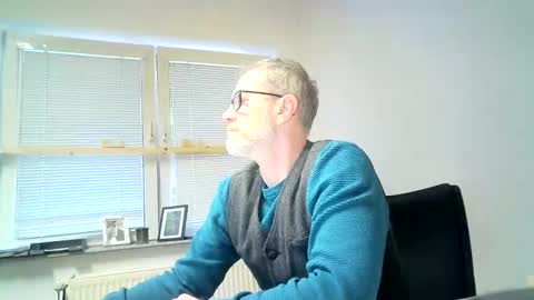 Snapshot of hering76 chatting on April 1, 6:36 am hering76 online show from April 1, 6:36 am