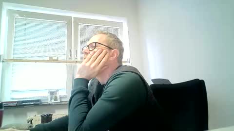 Snapshot of hering76 chatting on April 2, 8:45 am hering76 online show from April 2, 8:45 am