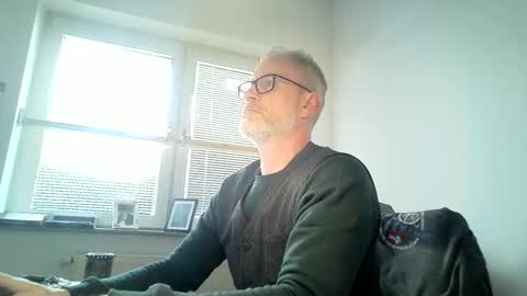 Snapshot of hering76 chatting on May 15, 8:21 am hering76 online show from May 15, 8:21 am