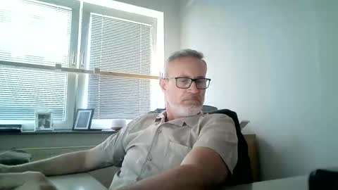 Snapshot of hering76 chatting on May 26, 10:33 am hering76 online show from May 26, 10:33 am