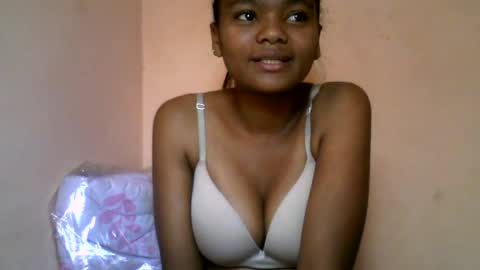 Snapshot of herisse01 chatting on June 12, 8:02 am herisse01 online show from June 12, 8:02 am