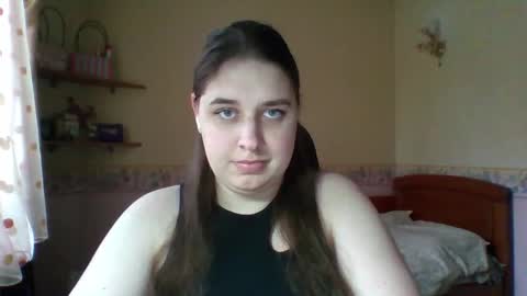 hess_luna_ online show from February 25, 10:03 am