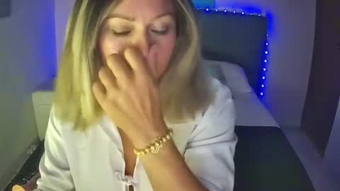 Hestesiaxx online show from August 6, 1:51 am