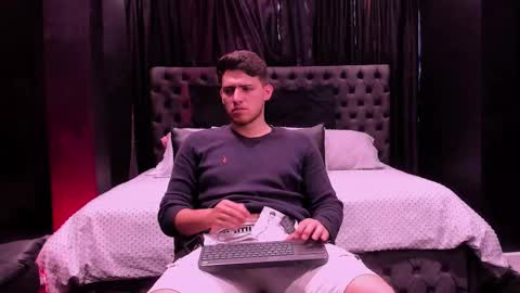 heteros men online show from March 16, 8:35 pm