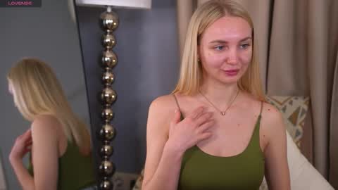 Snapshot of hey_becky chatting on March 2, 8:43 am Becky online show from March 2, 8:43 am