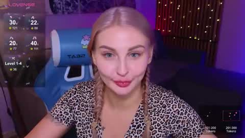 Snapshot of hey_cassie chatting on November 17, 4:13 pm hey_cassie online show from November 17, 4:13 pm