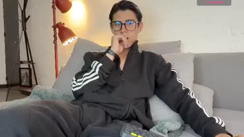 Snapshot of hey_cesard chatting on July 9, 2:32 pm hey_cesard online show from July 9, 2:32 pm