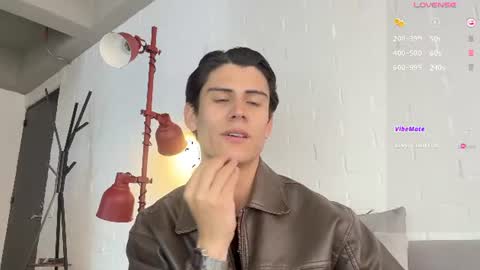 Snapshot of hey_cesard chatting on July 13, 7:38 pm hey_cesard online show from July 13, 7:38 pm