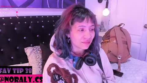 Snapshot of hey_noraly chatting on June 26, 1:15 pm Noraly online show from June 26, 1:15 pm