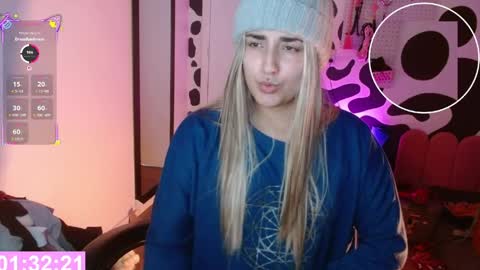 Snapshot of hi_elora chatting on June 4, 12:27 am Elora online show from June 4, 12:27 am