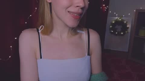 Snapshot of hihi_im_chloe chatting on December 4, 8:40 pm Chloe online show from December 4, 8:40 pm