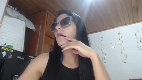 hilaril18 online show from December 19, 3:29 am