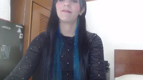 hilaril18 online show from January 26, 12:16 am