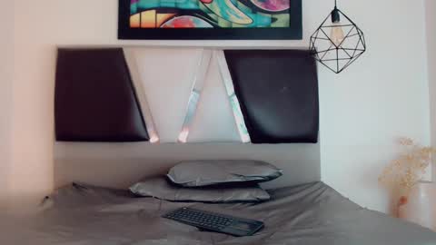 Hilary Avilan online show from November 30, 7:07 pm