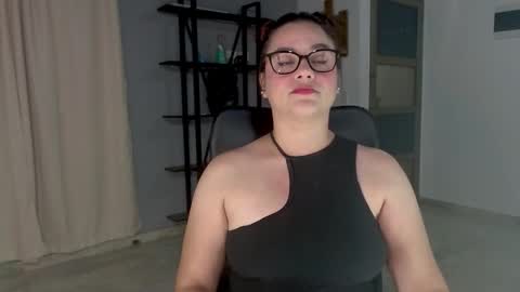 Snapshot of hillary_12 chatting on December 21, 1:15 am Miranda online show from December 21, 1:15 am