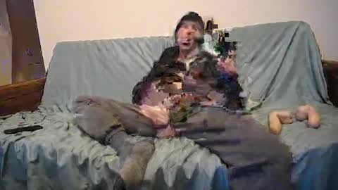 Snapshot of hippiezen chatting on February 7, 6:45 am Hippie Jijm online show from February 7, 6:45 am