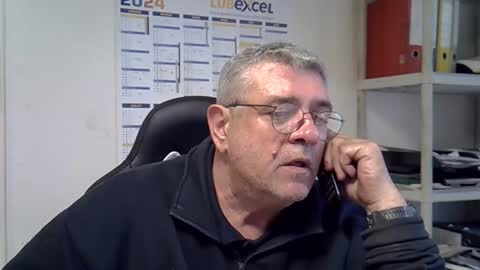 Snapshot of hippopotame17 chatting on December 5, 10:44 am hippo online show from December 5, 10:44 am