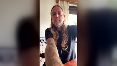 Snapshot of hippybiker chatting on May 9, 9:03 am hippybiker online show from May 9, 9:03 am