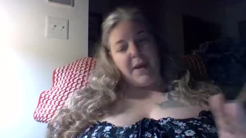 Snapshot of hippysnewhere chatting on April 28, 8:52 am hippysnewhere online show from April 28, 8:52 am