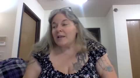 Snapshot of hippysnewhere chatting on April 29, 2:04 am hippysnewhere online show from April 29, 2:04 am