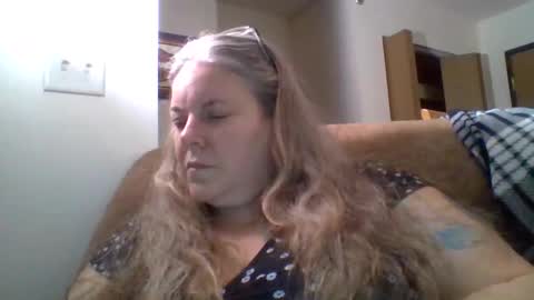 Snapshot of hippysnewhere chatting on June 2, 6:04 am hippysnewhere online show from June 2, 6:04 am