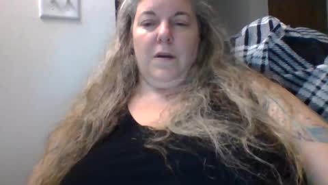 Snapshot of hippysnewhere chatting on June 4, 3:29 pm hippysnewhere online show from June 4, 3:29 pm